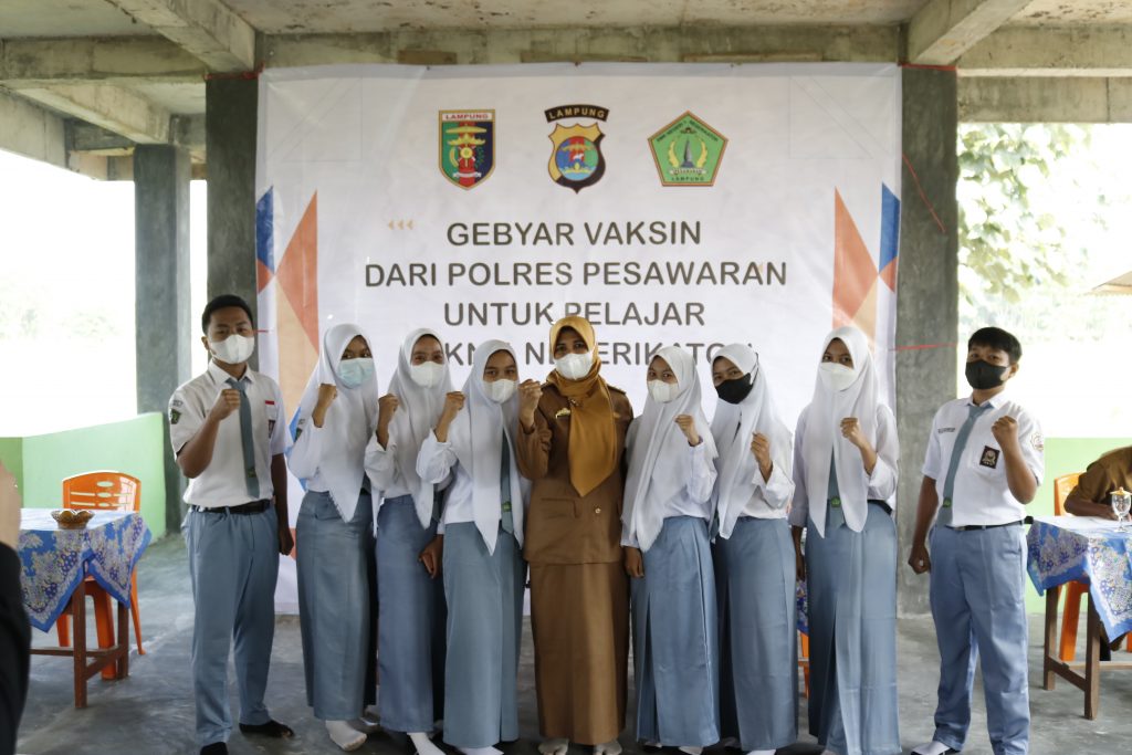 Siswa SMKN 1 Negerikaton Antusias berpartisipasi dalam kegiatan Gebyar Vaksinasi Covid-19